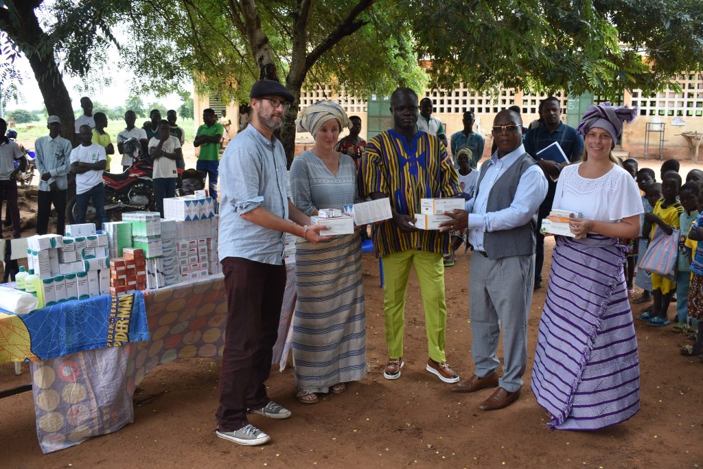 remise officielle  du lot de médicament aux bénéficiaires: aux extrémités, les donateurs (membres de Kinderhilfe); de la gauche vers la droite, le Directeur de l´EPP NARGBAL et le Maire de Dankpen 1 (responsable de l´ONG A.DE.FE)