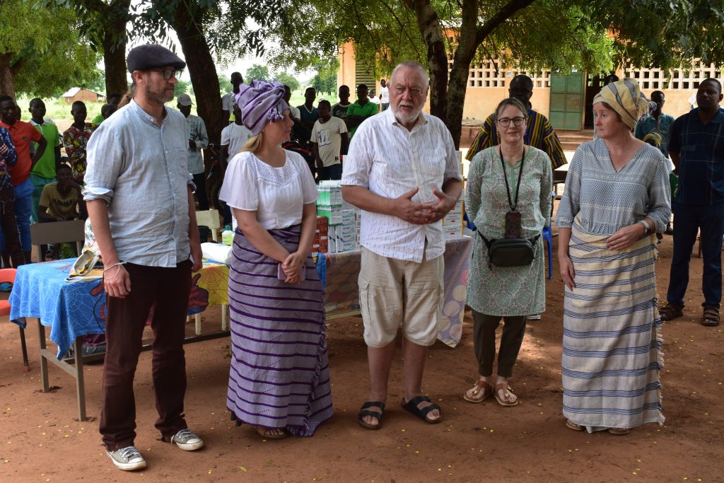 photo de la délégation (partenaires): aux extrémités, les membres de Kinderhilfe venu de l´Allemagne et au centre, le Père Marian SCHWARK Provincial SVD Togo-Benin