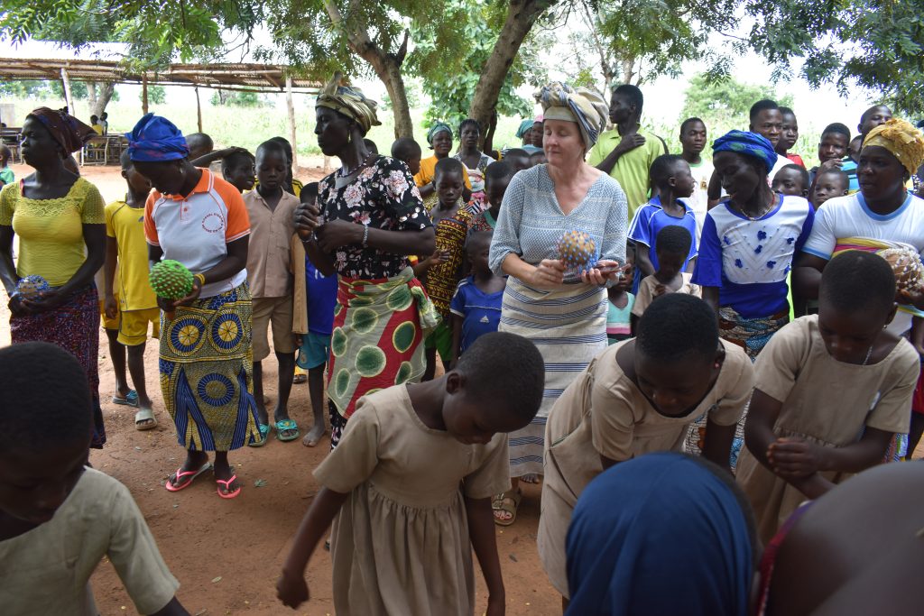 la responsable de l´association Kinderhilfe en pas de dance Kinatchoun avec la population bénéficière