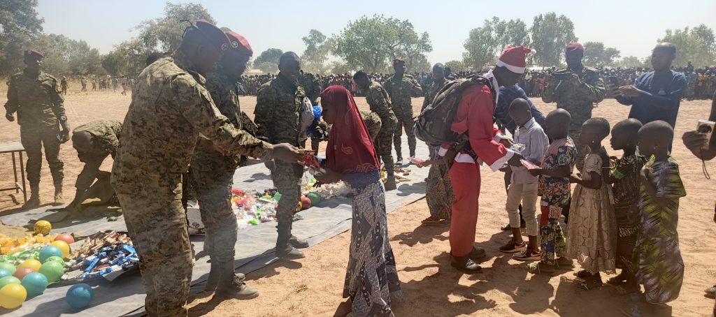 Remise des cadeaux du parachutiste PAPA NOEL aux enfants démunis de Dankpen 1: Guérin-Kouka