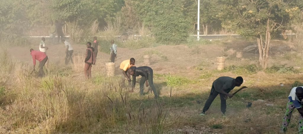 l´exécutif et agents de la mairie en plein action de nettoyage