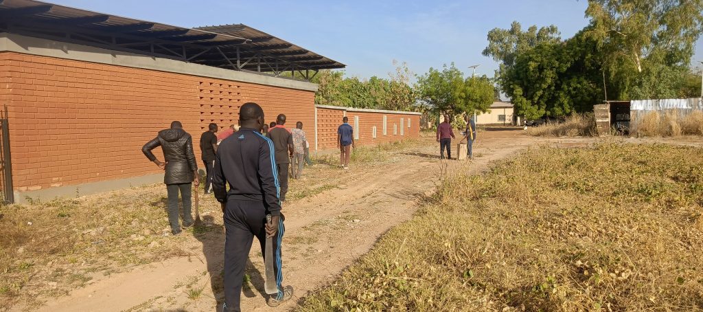 séance de distribution de cache-nez aux agents par le maire 