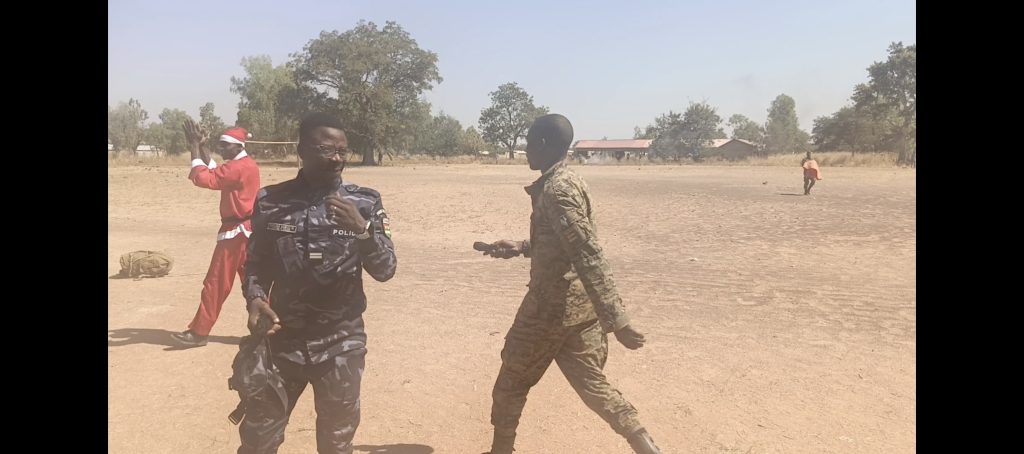 séance de remise des cadeaux des FAT aux enfants