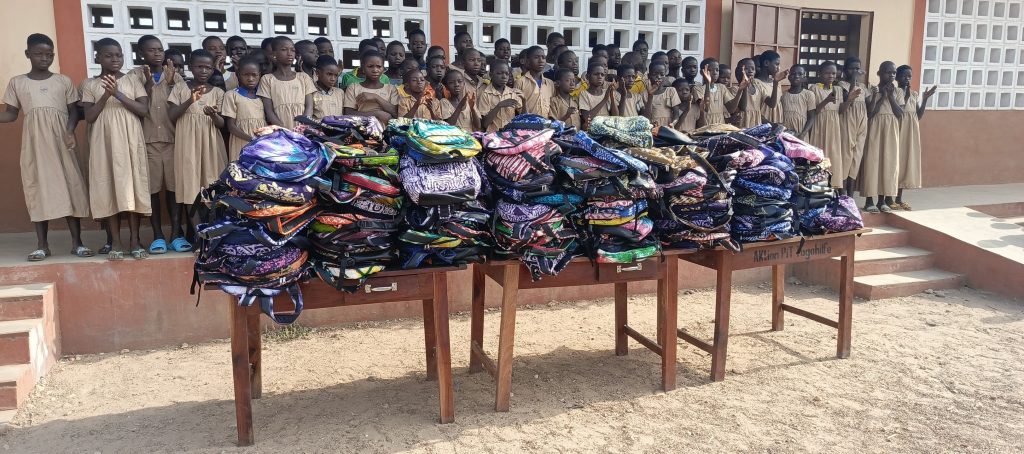 Présentation du cadeau aux bénéficiaires