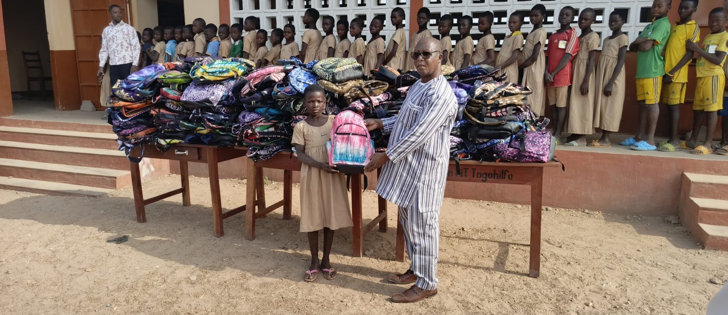 Remise du sac à une bénéficière