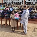 Remise du sac à une bénéficière