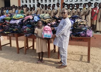 Remise du sac à une bénéficière