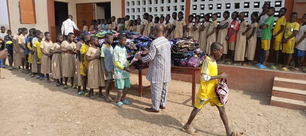 Remise de cadeau à chaque bénéficiaire par Mr le Maire