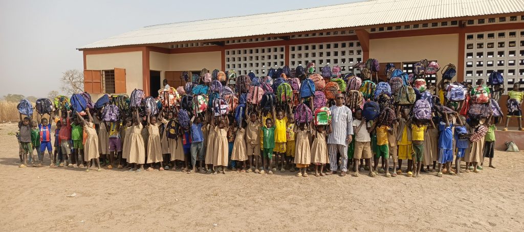 Manifestation de joie des bénéficiaires (élèves de Kinakpatéou) vis-à-vis du Maire Mr Nakodja BEGUEM