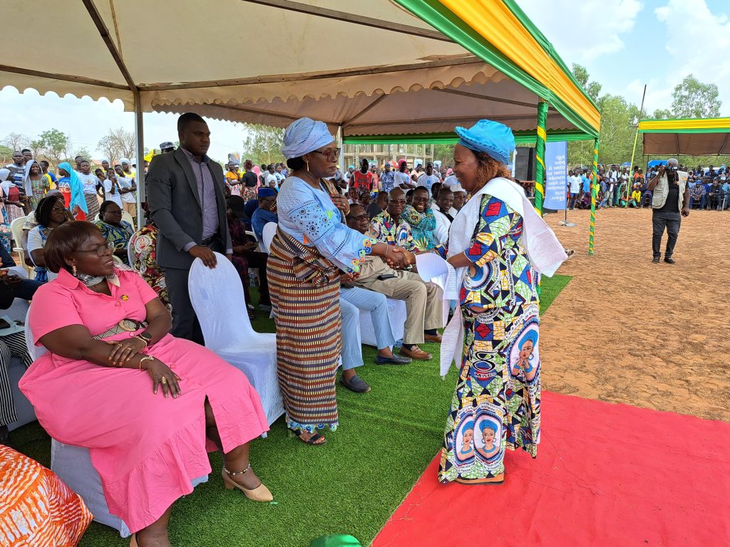 Honneur de Madame ABOUDERMAN Assana, Présidente des groupements et Associations de Femmes de la préfecture de Dankpen à Madame la Ministre après son mot de remerciement 