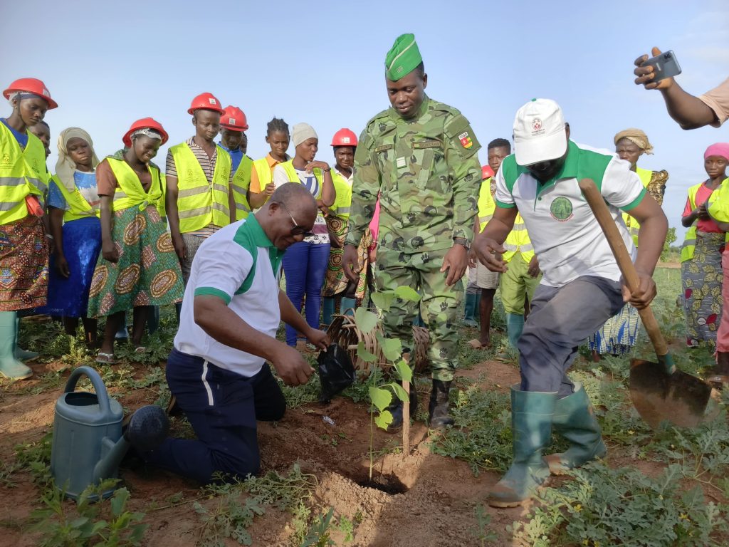 Le maire de la commune de Dankpen 1 en pleine action de plantation d’un jeune arbre