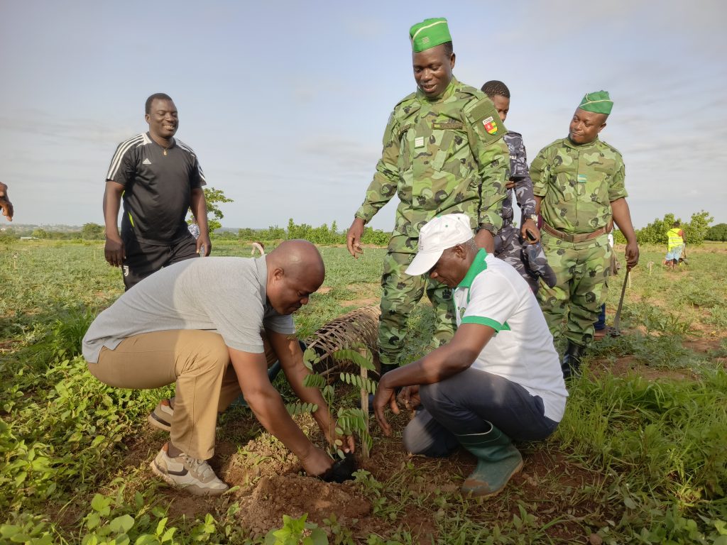 le SG Adjoint du Ministère de l´Agriculture, BEGUEM Marcelin, fils du milieu , en pleine action d´accomplissement de son devoir citoyen