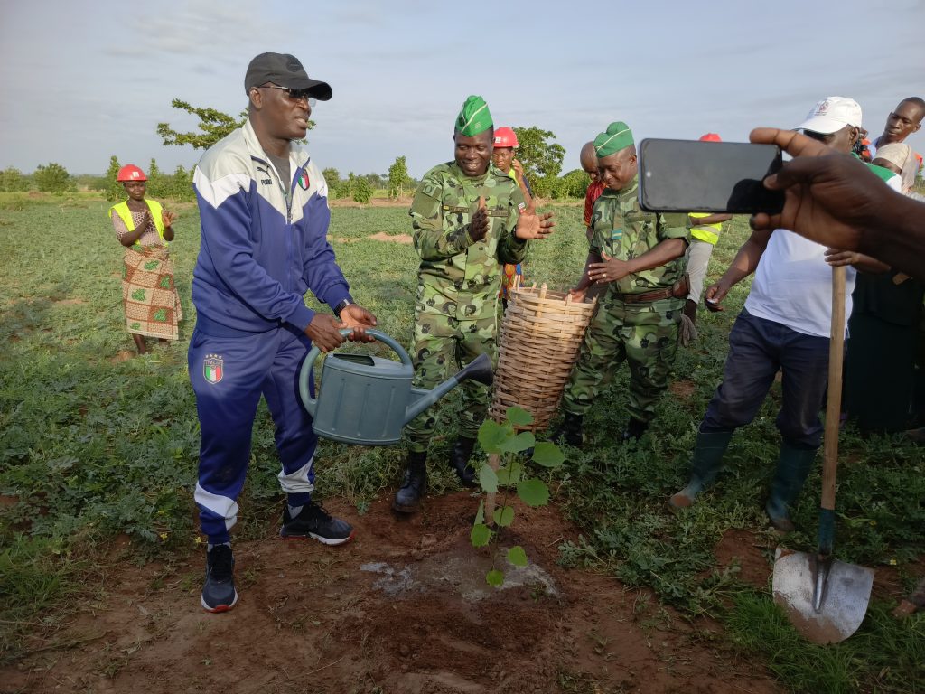 le préfet de Dankpen en plein action de reboisement