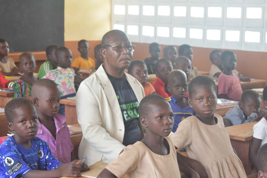 Visite du maire dans une école Primaire de la Commune