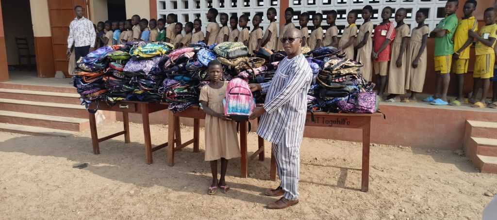 Photo de souvenir (année scolaire 2024-2025) de la remise des kits scolaire aux élèves  de KINAKPATÉOU par Mr Nakodja BEGUEM, Maire de la commune de Dankpen 1