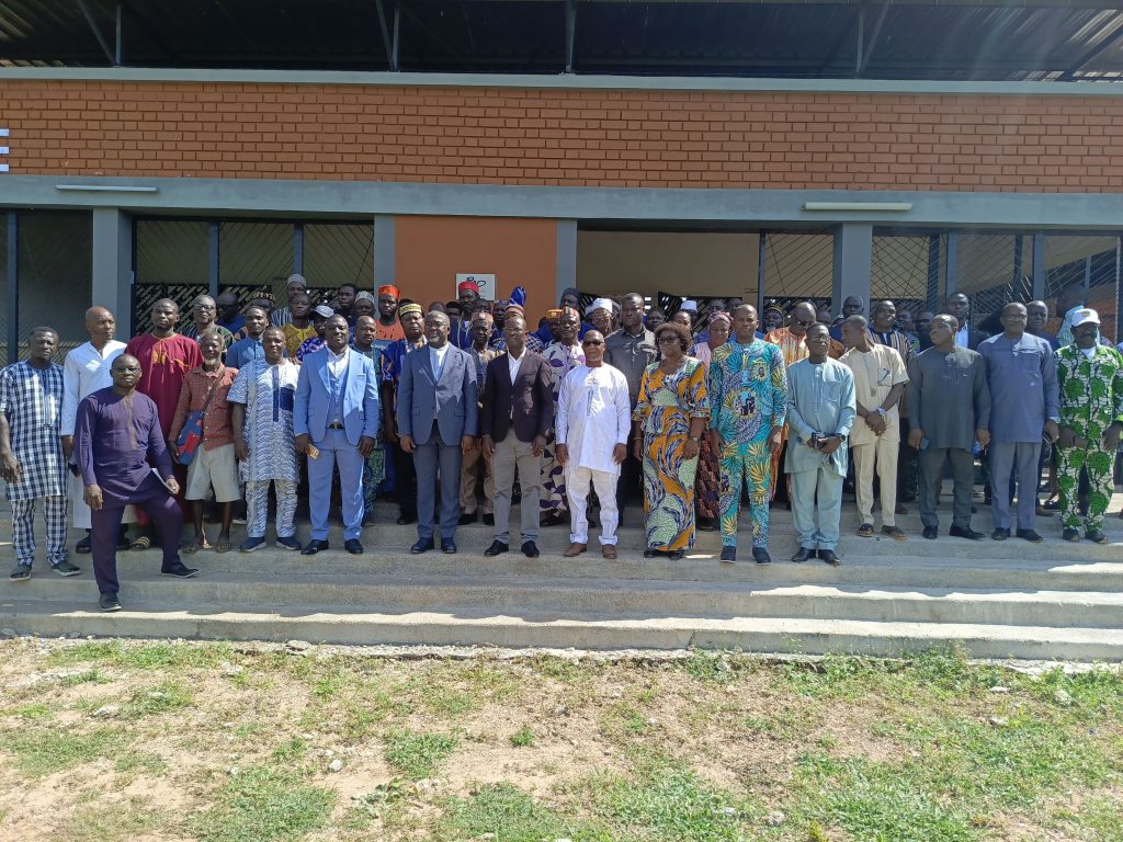 Photo de famille de l´assistance présente à la cérémonie de passation de service entre le Maire sortant de Dankpen 1 et la nouvelle équipe 