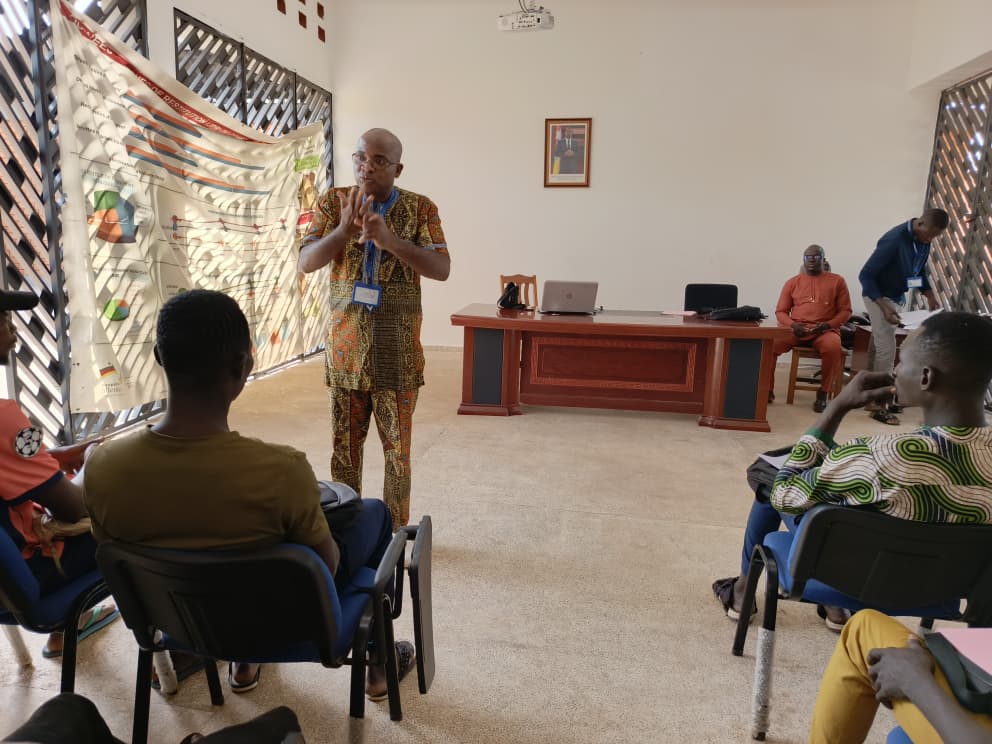 Conseiller Emploi de l´ANPE et demandeurs d´emploi de la Préfecture de Dankpen