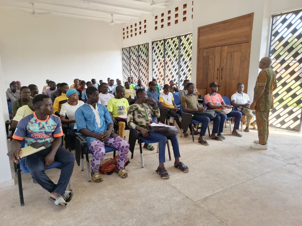 Séance d´échange entre demandeurs d´emploi et conseiller de l´ANPE